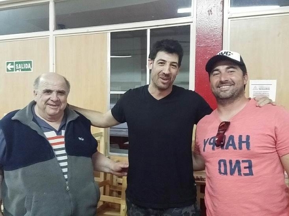 Nueva casa. Andrés García en el hall de Atlético Pilar junto al Vasco Cataini y Ramiro Noto.