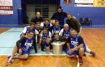 A la olla. El plantel Remero celebró el triunfo con un guiso de lentejas.