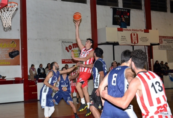 Joaquín Thorp busca su doble por encima de la defensa de Central.