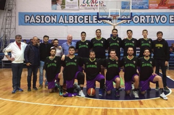 El plantel de Villa Mitre con Santi Ibarra antes del triunfo sobre Estudiantil Porteño.