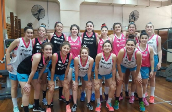 El plantel argentino Sub 15 con Lu Riccotti y Flor Chagas.