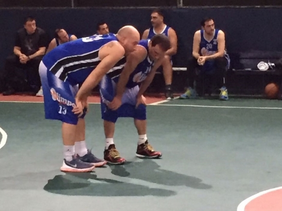 Leandro &quot;Colo&quot; Martínez (4) y Ariel Córdoba (6), en un alto del juego en la noche de Boulogne.