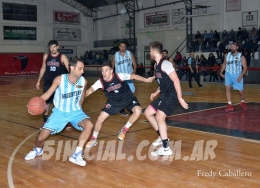 Mariano Travnik intenta abrirse camino entre la defensa de Rafael Acosta e Ignacio Suárez (Derqui). Maximiliano Gutiérrez, Javier Mujica y Guido Tabasso observan la acción.