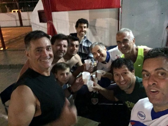 El festejo de los campeones del Maxi de la ABZC.