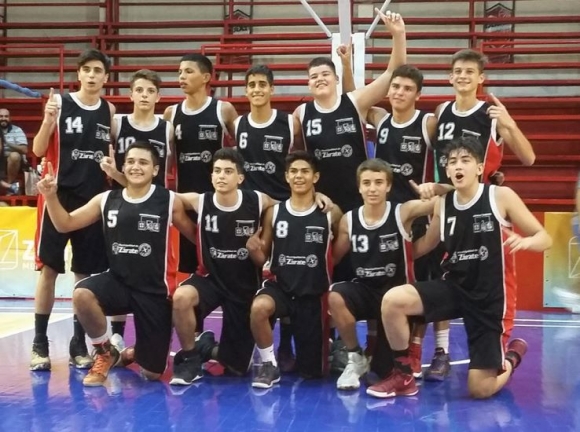 Los chicos de la ABZC celebran en el gimnasio de Paraná.