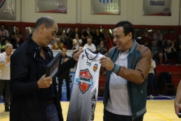 Sergio Hernández recibiendo la camiseta de Zárate Basket de manos del intendente Osvaldo Cáffaro.