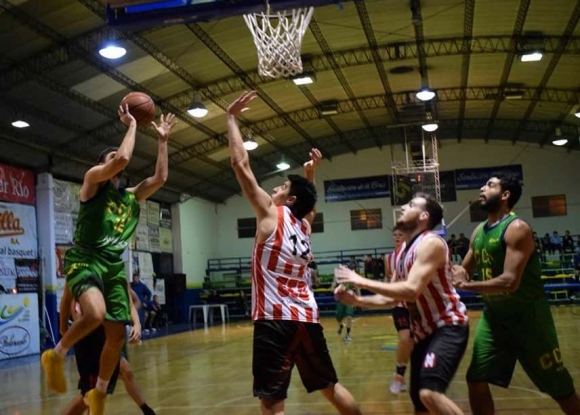 Figuras. Santini busca el doble sobre Thorp y del otro lado busca el rebote Delgado.