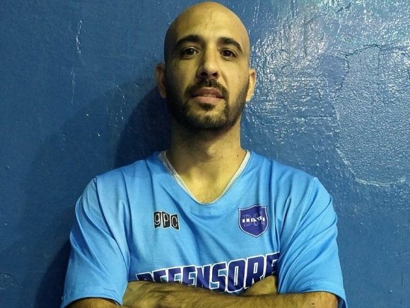 Con 3 de sus 5 triples en el momento en el que San Miguel se venía, Fernando Gabriel &quot;Totó&quot; Pérez (19) liquidó el partido para Defensores de Santos Lugares y fue la figura de la noche.