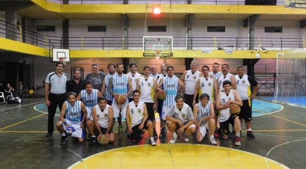 En la previa del encuentro los equipos posaron para la prensa. Nada presagiaba el agitado encuentro que vendría a continuación.