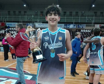 Pura felicidad. Fausto con la medalla colgada del pecho y la copa del Argentino U15 en mano.