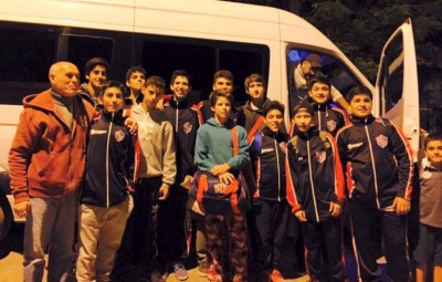 El plantel Sub 13 de Arenal que volvió a hacer historia en la capital del básquet.