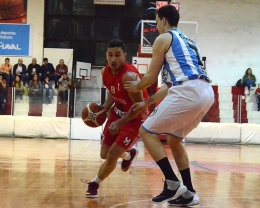 Francisco Dinova (18) fue el goleador del partido.