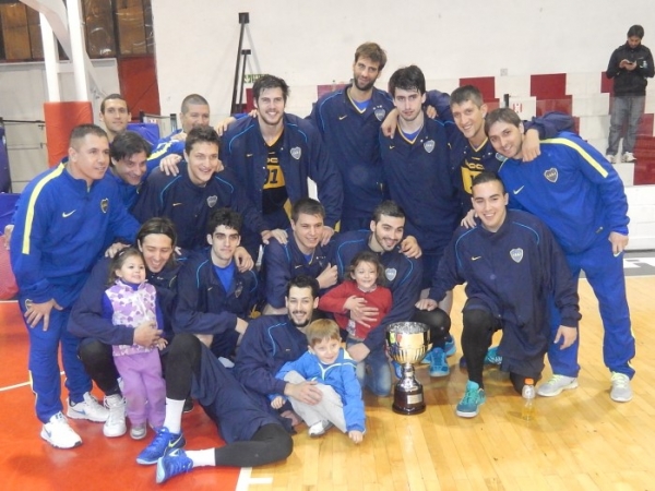 El plantel de Boca celebra la obtención del cuadrangular en Pilar.