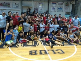 El Rojinegro y su gente celebrando el paso al Final Four que quiere jugar en la calle Dorrego.