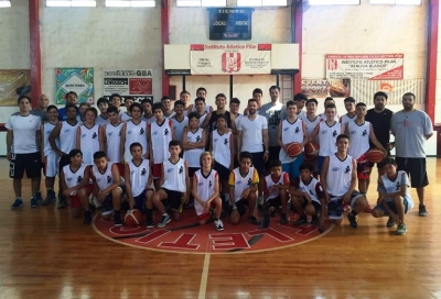 Largaron. El grupo de trabajo y los chicos antes del inicio del campus en el Rancho.