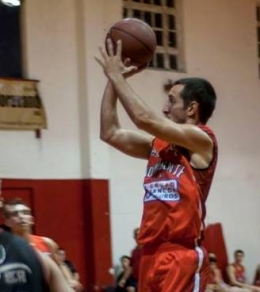 Francotirador. La mano a distancia de Charly Garín Palacios (6 triples) fue letal.