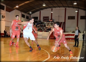 Thomas Lynn frente a Sartorelli (ex Liga A) en otro duelo para el Pincha.