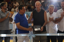 Cáffaro entrega la plaqueta a Sebastián Vasino, el hijo de Carlos, con el que fue bautizo el gimnasio.