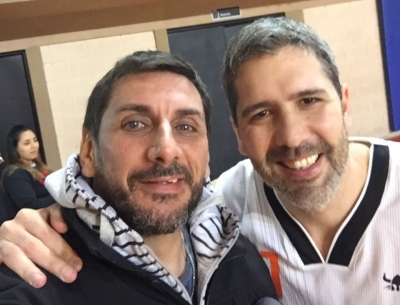 Hernán Arias (izquierda) visitó a sus compañeros y se fotografió con Mauricio Pezzatti, en goleador de los Gonzas ante CASA.