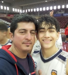 Fausto Pérez con el apoyo de su familia está jugando entre los mejores chicos del país.