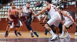 Jerez Piloti y Mansilla frente a la defensa de Corvalán y Baquero.