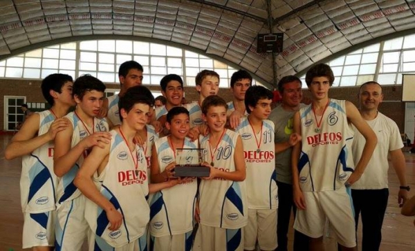 Tienen Progreso. Los chicos Albicelestes se llevaron el trofeo centenario en Córdoba.