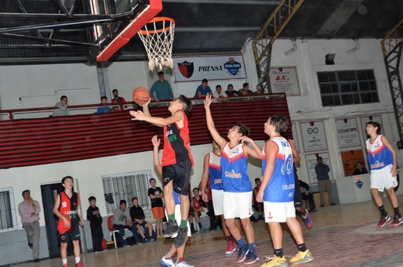 Náutico Zárate y Presidente Derqui son contendientes a la Copa de Oro Sub 13.