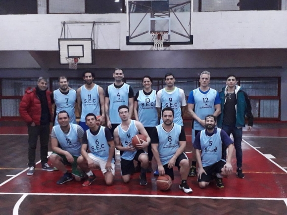 Bienvenido al Maxibásquet Club 9 de Julio de Caseros. Arriba: Mariano Bello (Head Coach), Alejandro Bogado (7), Diego Maldonado (11), Sebastián Riquelme (4), Vanina (jugadora invitada 13), Pelu López (9), Diego &quot;Chaca&quot; Cuartas (12) y Thiago Natalie (Asistente). Abajo: Gustao Abrantes (15), Oscar Gutiérrez (6), Nicolás Vela (14), Damián Ambrossi (8) y Carlos Martín &quot;Dr&quot; Lanas (5).