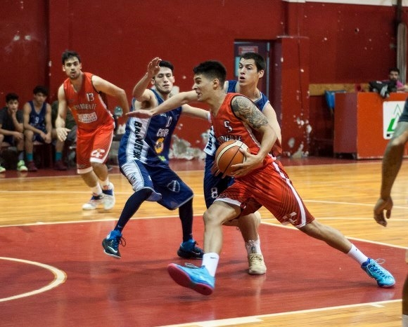 La potencia de Bruno Carugatti lo llevó a ser el goleador de la noche.