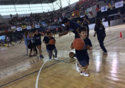 La escuelita de básquet municipal ya se dio el gusto de picar la pelota en el Poli.