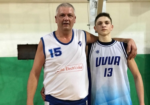 Fernando Bonfigli (goleador de 17 de Agosto) y Felipe, su hijo, compartieron cancha con la camiseta de UVVA por primera vez. Los gustos hay que dárselos en vida.