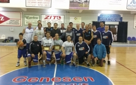 Tras la ceremonia de homenaje a los mundialistas ambos conjuntos posaron juntos para la foto