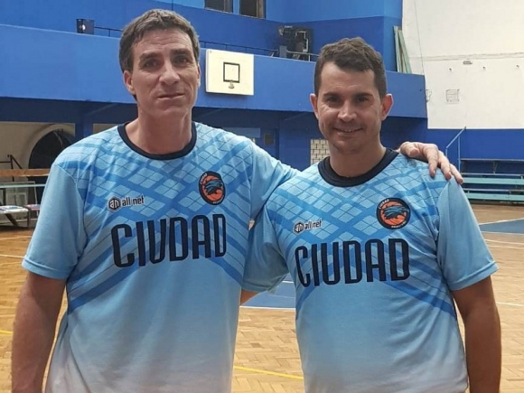 Diego &quot;Turco&quot; Mirabella (izquierda) y Sebastián Raffaelli (derecha) fueron las figuras de Ciudad, que llevó a tercer partido la serie con Morón.