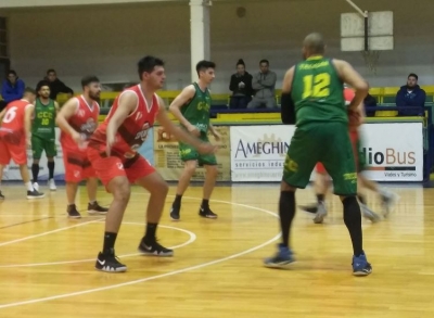 Alejandro Mena defendiendo a Delgado, en el duelo de pivotes de la noche.