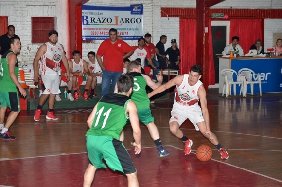 Juan Pablo Cáceres frente a la defensa de Astilleros.