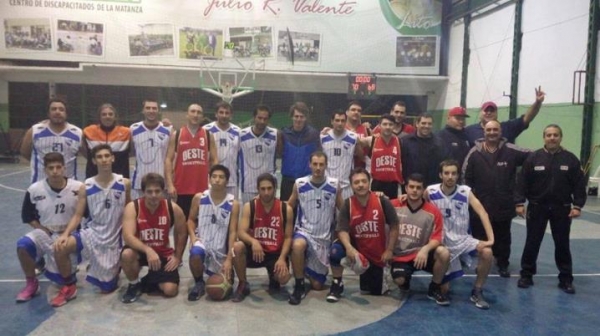 Todos amigos. Al final del encuentro, Argentino y Unión posan con la pareja arbitral (Yaman y Moncloba)