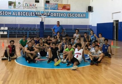 Martín Carretero con los chicos que iniciaron el campus en la calle Colón.