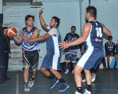 Nacho Oscariz defendido por Toti Insaurralde, con la ayuda de Nico Scheffer.