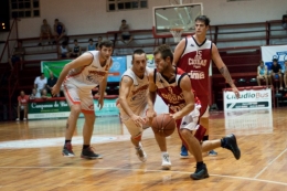 Independiente y Saladillo, dos de los que juegan por el pase a cuartos del Provincial.