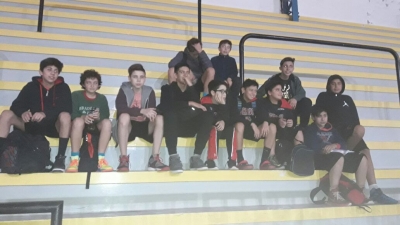 Los chicos del Rojinegro en la tribuna tras la victoria en San Nicolás.