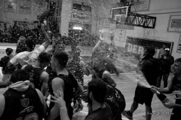 El champagne para celebrar en el gimnasio Rojinegro, esta vez en blanco y negro.