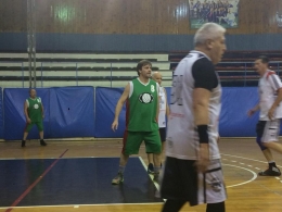 Aníbal Arenoso (flotando en la pintura con la camiseta 8) fue el goleador de DSL ante Hacoaj.