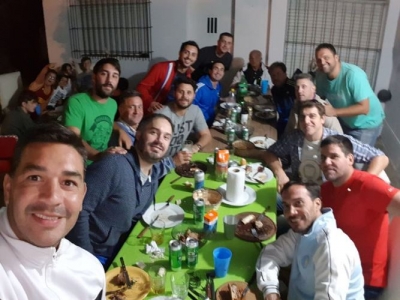 Con hambre de gloria. El plantel del Ancla celebrando su liderazgo en la ABZC.