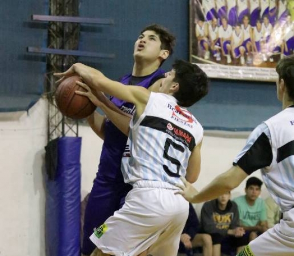 Facundo Mora y su potencia frente a la defensa de Pergamino.