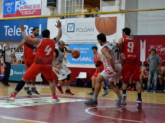 Leandro Portillo entre la defensa de Sportivo en la vuelta del clásico de Pilar.