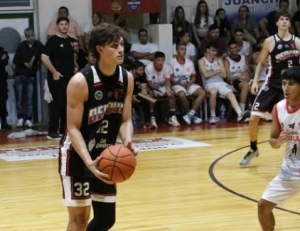 Nacho Floriani viene de la Liga Metro en Derqui.