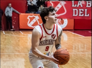 Lautaro Vieira hundió a Náutico con su puntería (8-11 en triples).