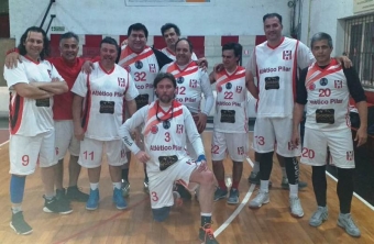 Todos de pie para reconocer a Marcelo &quot;Tacu&quot; Lugea, de gran actuación en Atlético Pilar ante Argentino de Castelar.