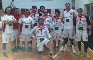 Todos de pie para reconocer a Marcelo &quot;Tacu&quot; Lugea, de gran actuación en Atlético Pilar ante Argentino de Castelar.