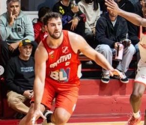 Feranco Petruzzi terminó en doble doble: 18pts y 11reb.